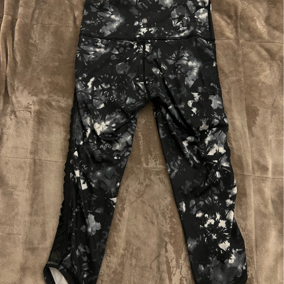 Mesh side lululemon crop leggings - Picture 4 of 4